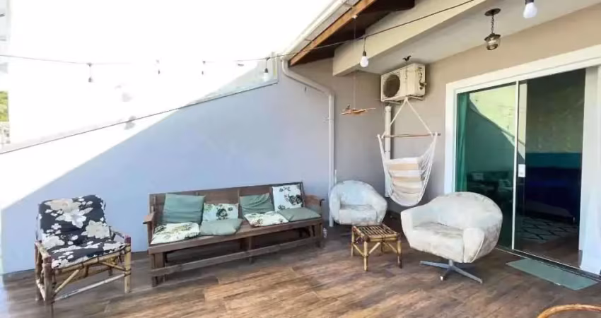 Sobrado com 2 dormitórios e 1 vaga de garagem com terraço e churrasqueira em balneário camboriú