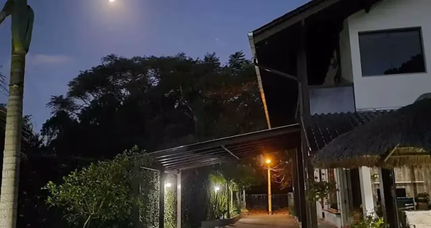 Casa de alto padrão mobiliada com 3 dormitórios sendo 1 suíte e 5 vagas de garagem em penha