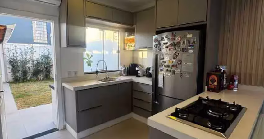 Sobrado mobiliado com 2 suítes e 2 vagas de garagem no bairro cordeiros em itajaí