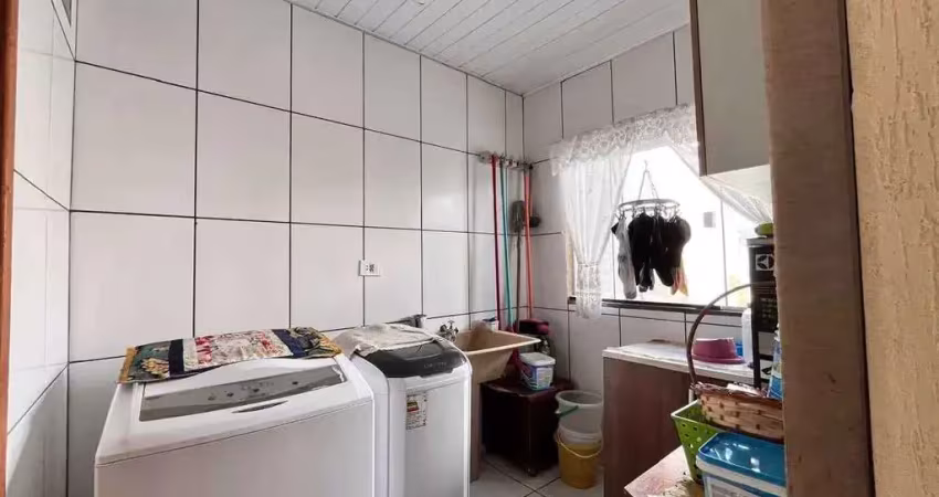 Sobrado com 4 dormitórios sendo 1 suíte e 2 vagas de garagem em curitiba/pr