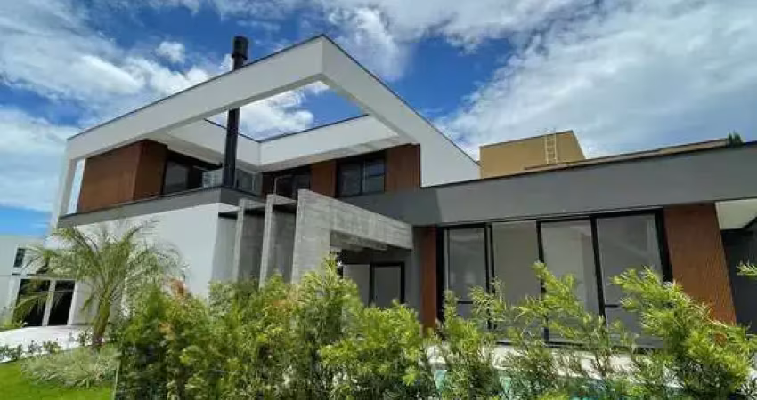 Casa nova com 4 suítes e 4 vagas privativas de garagem em condomínio fechado em camboriú/sc
