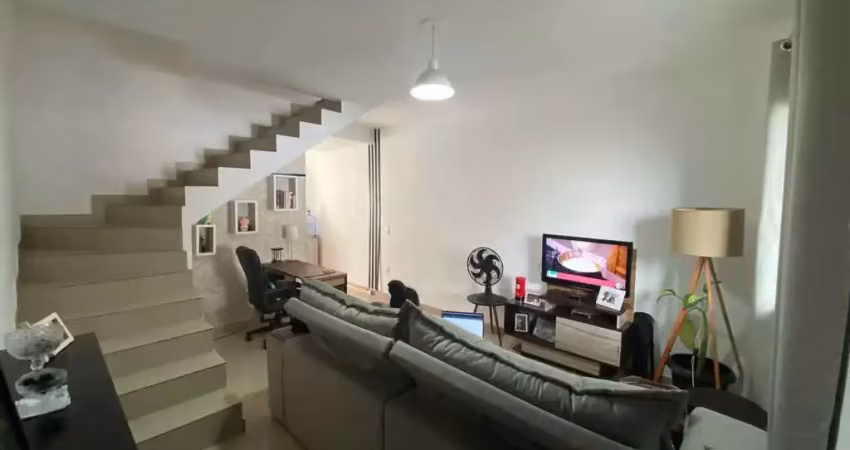 Sobrado mobiliado com 2 dormitórios sendo 1 suíte e 2 vagas – bairro cedro, camboriú/sc