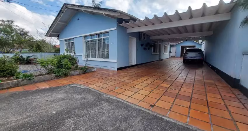 Casa com edícula tendo 3 dormitórios sendo 1 suíte e 3 vagas no bairro são marcos em joinville