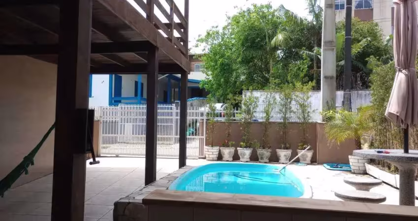 Casa mista mobiliada com 6 dormitórios sendo3 suítes e 4 vagas e em barra velha/sc