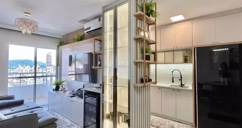 Apartamento mobiliado com 2 dormitórios sendo 1 suítes e 2 vagas de garagem em itajaí
