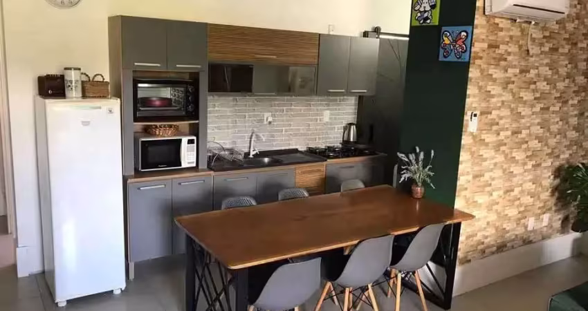 Apartamento mobiliado de 2 dormitórios sendo 1 suíte e 1 vaga no bairro santa regina em camboriú
