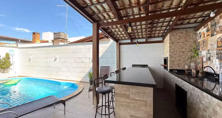 Casa com 7 dormitórios sendo 3 suítes e 3 vagas de garagem, a 350 metros da praia em penha