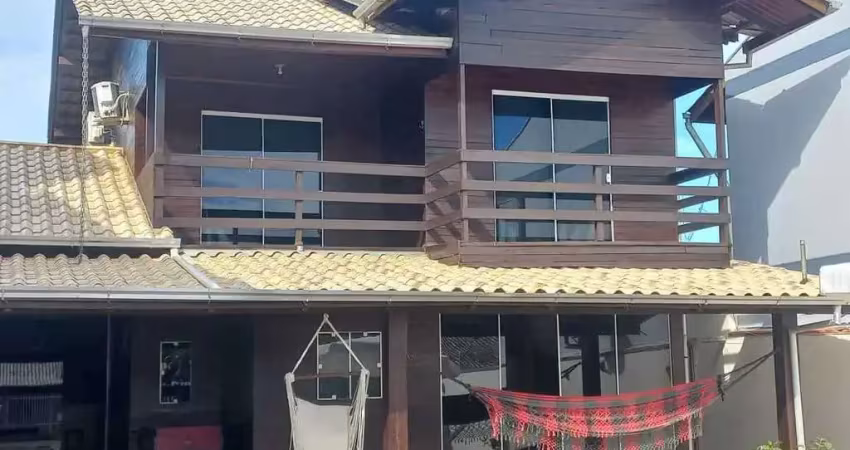 Casa com 3 dormitórios sendo 1 suíte e 1 vaga de garagem em penha/sc