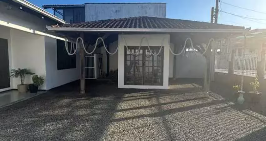 Casa com 3 dormitórios sendo 1 suíte e 1 vaga de garagem no bairro guanabara em joinville sc