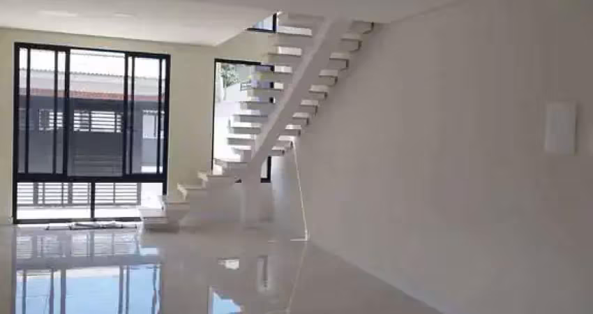Sobrado com 3 suítes e 2 vagas de garagem no centro de barra velha