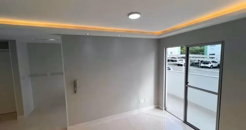 Apartamento reformado com 2 dormitórios e 1 vaga em condomínio - camboriú/sc