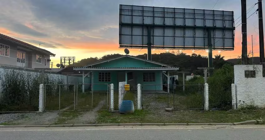 Casa com 2 dormitórios e 4 vagas, com perfil residencial/comercial próximo a br-101 em camboriú/sc