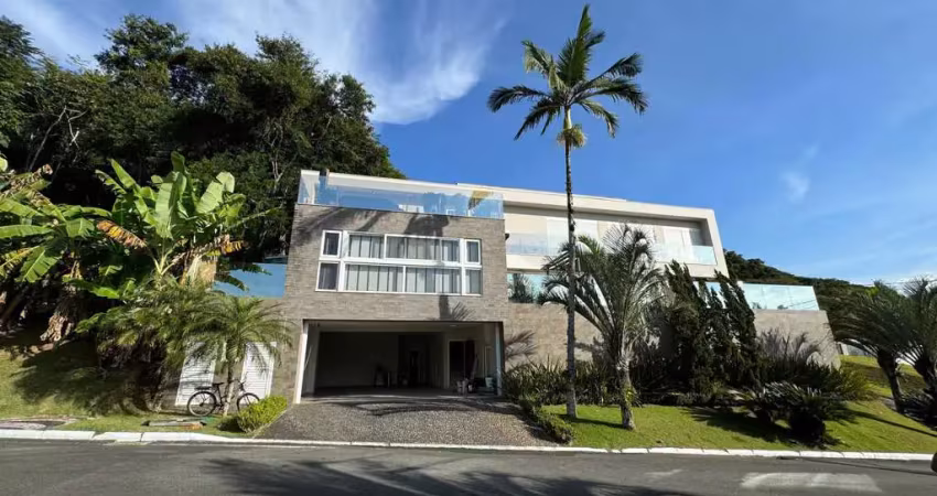 Casa em condomínio fechado com 4 suítes e 3 vagas de garagem em balneário camboriú