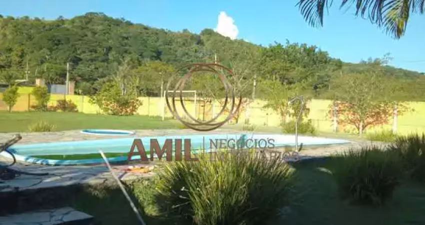 Excelente chácara com piscina / salão de jogos / 05 dormitórios com 2 suítes / 190 m² de construção / 2000 m² de terreno / jacareí - guararema