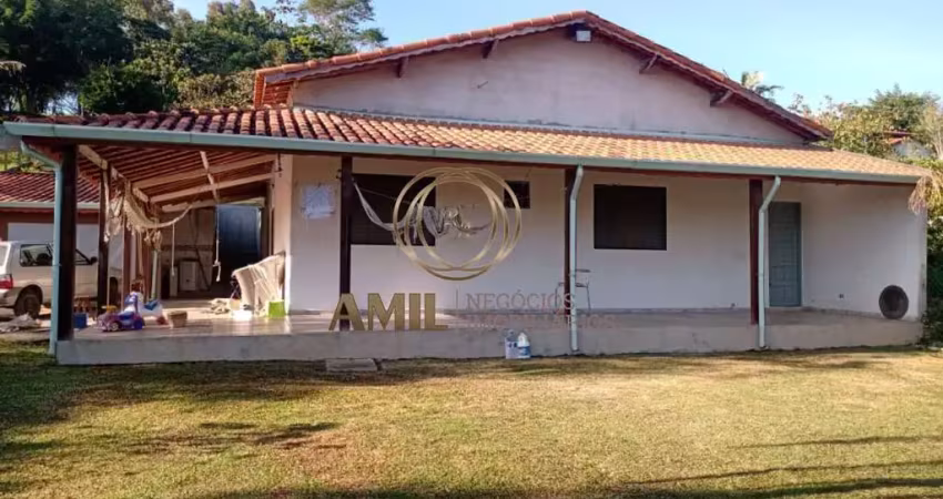 Chácara mobiliada / 02 dormitórios sendo 1 suíte / paraibuna / 200 m² de terreno / 280 m² de área construída