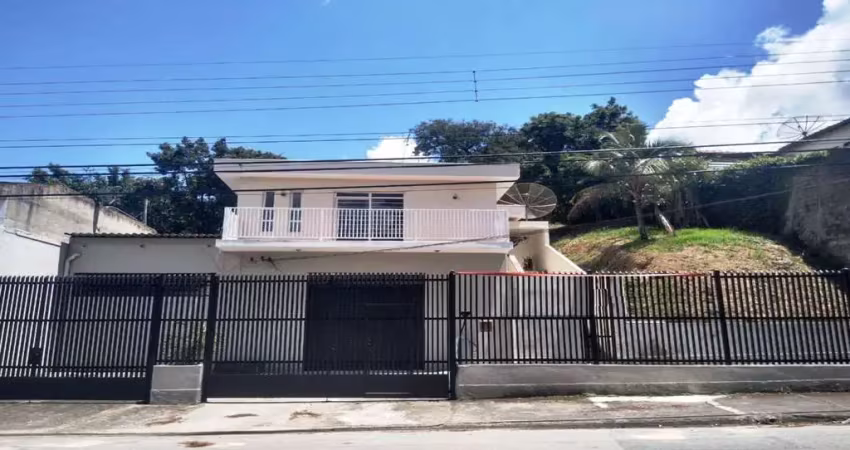 Casa + ponto comercial medindo 784 m² + 1 terreno lateral de 456 m² com  2 entradas.