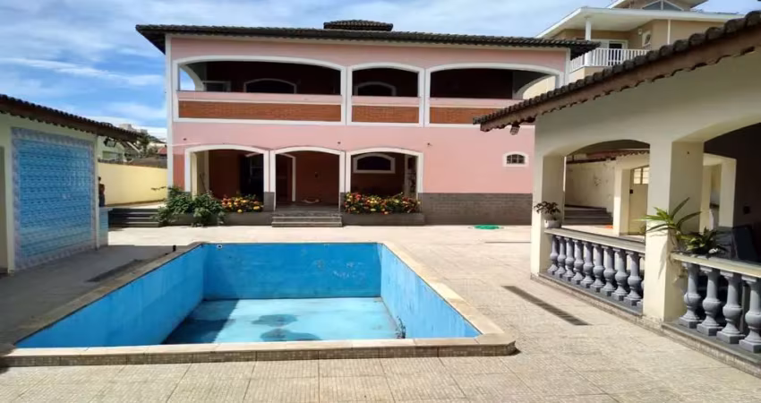 Lindo sobrado em condominio fechado. piscina e area gourmet. 5 dormitorios e 4 suites. amplo espaço.