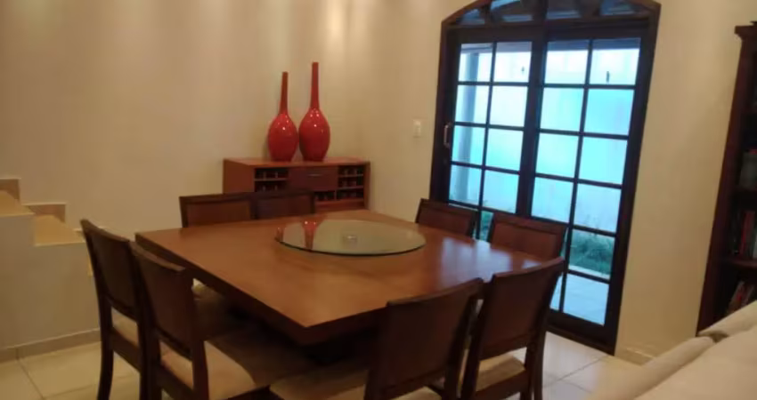 Casa mobiliada /  residencial santa terezinha / 3 dormitórios sendo 1 suíte / sobrado com piscina / 250m² / são luiz do paraitinga.