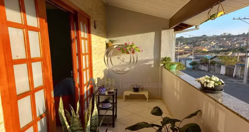 Casa / 03 dormitórios / jardim yolanda / 118m² / 125m² terreno / jacareí