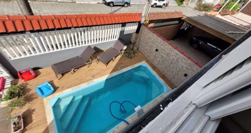 Luxuosa Casa de Dois Andares a Apenas 200m da Praia - 3 Dormitórios, 2 Suítes