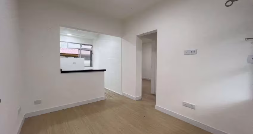 Apartamento 1 dorm reformado no 2º andar de escada na avenida da praia
