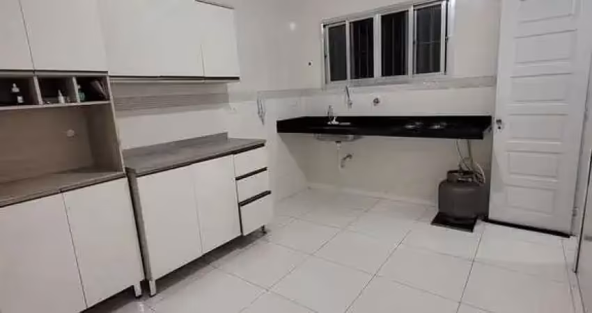Kitnet na vila tupi reformada com area de serviço a 200 metros da praia