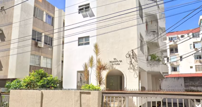 Apartamento à venda na Pituba – Recém reformado e bem localizado  Vendo apartamento espaçoso, recém-reformado, na Pituba, próximo ao Hospital da Bahia. O imóvel conta com: 	•	2 suítes 	•	Lavabo 	•	Var