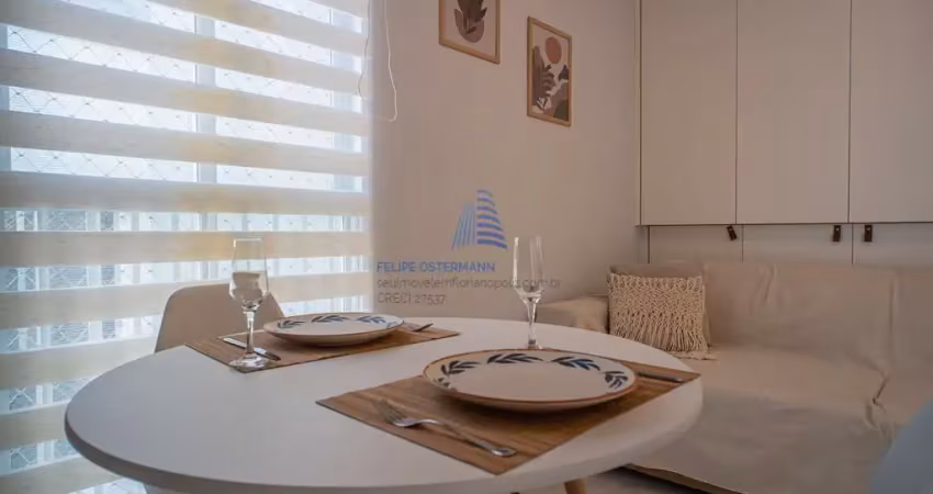 Apartamento no bairro itacorubi, 2 dormitórios, reformado e alugado por r$ 3.500,00 mensal