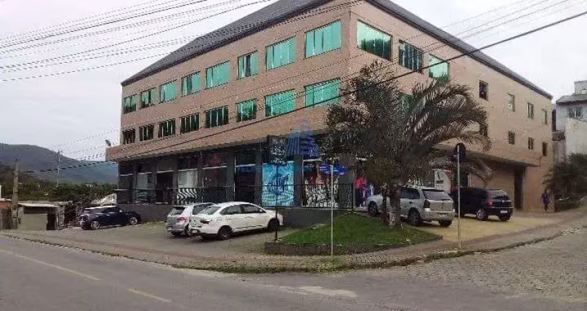 Studio com 1 vaga rotativa,  escritura pública, ótima localização!