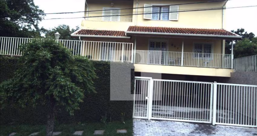 Casa em local privilegiado no condomínio