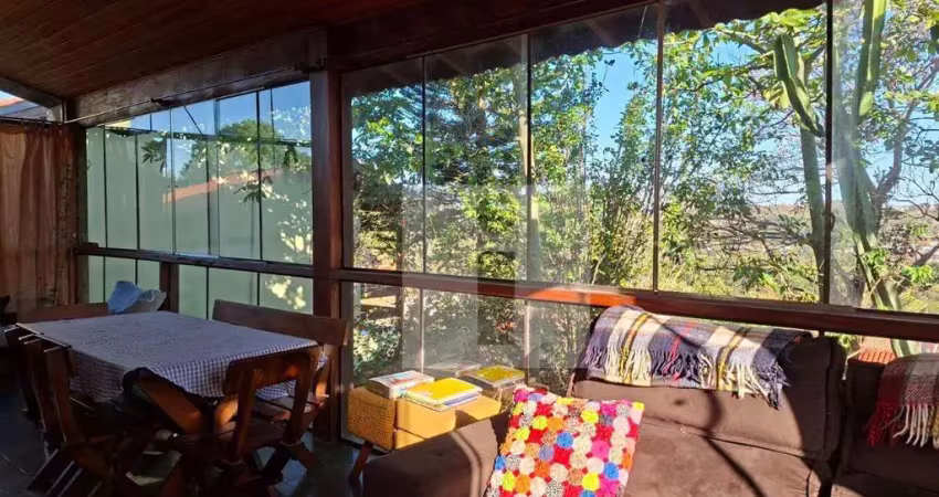 Casa rústica com quintal e vista panorâmica em frente à praça | 3 quartos | à venda, 178 m² por r$ 880.000 - parque jatibaia (sousas) - campinas/sp