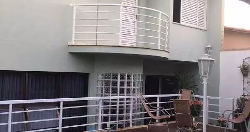 CASA À VENDA ESTILO SOBRADO