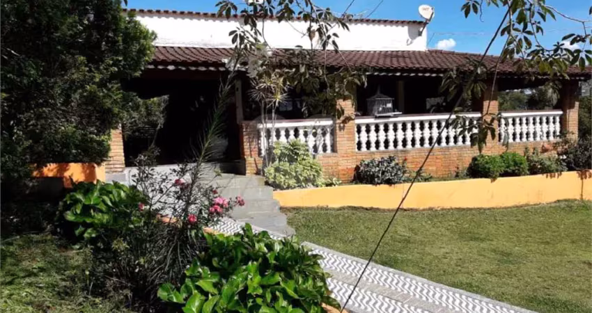 Chácara à venda com 8 quartos, sendo 3 suítes,  no centro, toledo - mg