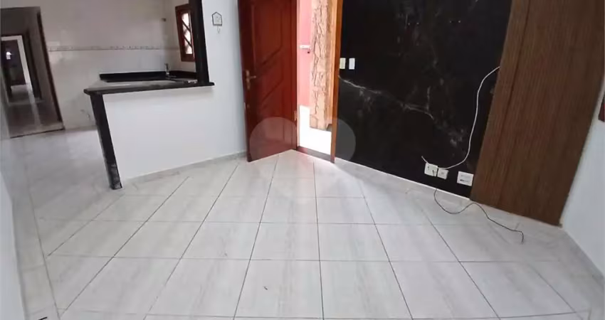 Casa à venda com 3 quartos, sendo 1 suíte,  em caiçara, praia grande - sp