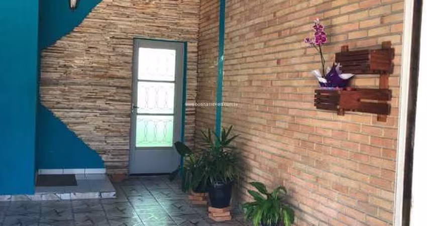 Linda casa à venda no Medeiros em Jundiaí, possui 3 dormitórios com armários, sendo 1 suíte e espaço gourmet com churrasqueira