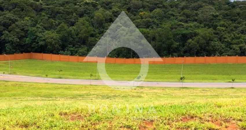 Excelente lote à venda no Alphaville Jundiaí, com topografia em declive e um lindo projeto incluso!