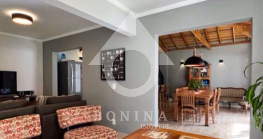 Casa a Venda terreno 450m 3 dorms 1 suíte e amplo quintal  por R$ 1.900.000 no Cond.Nature Village 2 - Jd Ermida 1 em Jundiaí-SP