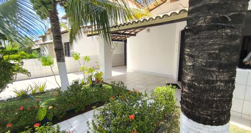 Casa duplex pertinho da Praia de Buraquinho dentro de condomínio seguro em tranquila