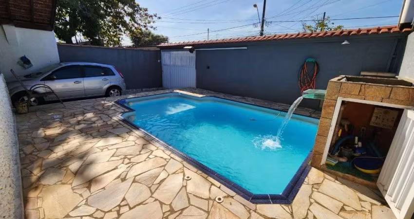 Casa térrea a venda na Maracanã churrasqueira e piscina apenas 300 metros da pra