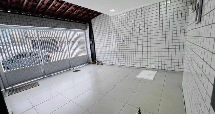 Casa a venda no Tude Bastos - 3 dormitórios, sendo 01 suíte.