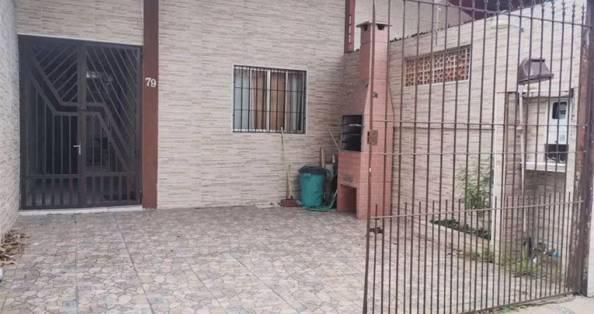 Casa geminada a venda na Mirim - 2 dormitórios e churrasqueira a carvão.