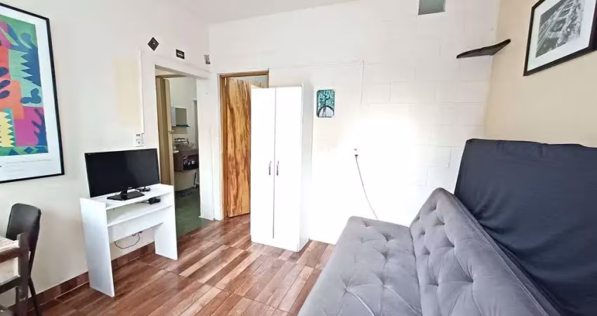 Kitnet no cantoto do forte - 50 mts da praia com vaga demarcada por $225 mil