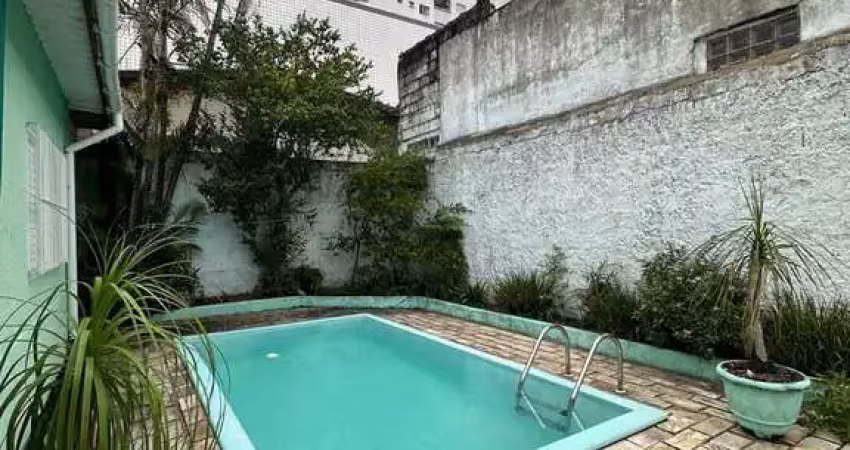Casa isolada a venda na guilhermina - 3 dormitórios, sendo 1 suíte e piscina.
