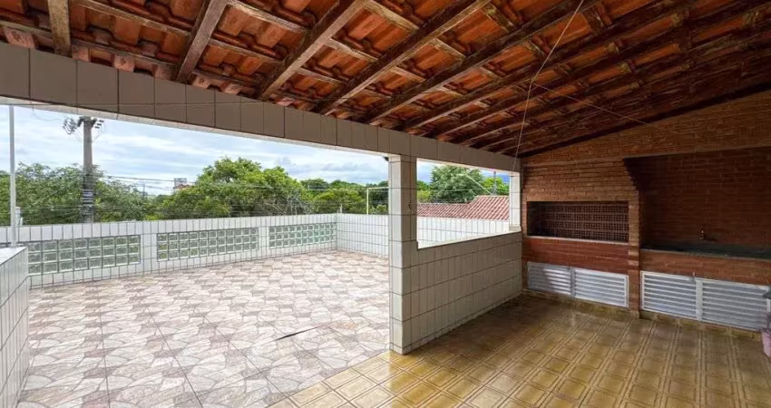 Casa isolada a venda na mirim - 3 dormitórios, sendo 2 suítes.