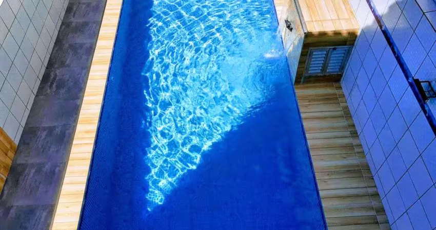 Casa com piscina a venda na mirim - 2 dormitórios, espaço gourmet e edícula.