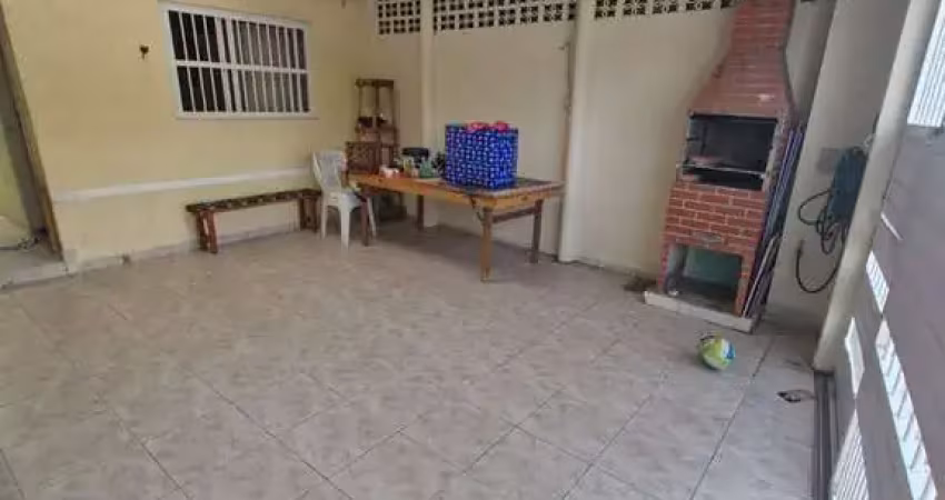 Casa a venda no tude bastos - 3 dormitórios e churrasqueira a carvão.