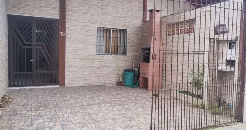 Casa geminada a venda na mirim - 2 dormitórios e churrasqueira a carvão.