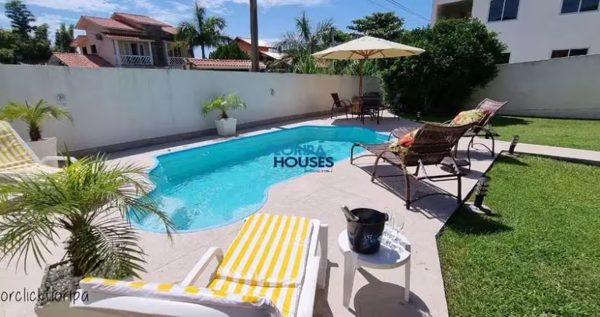 Casa espaçosa com piscina, próxima à praia do costão do santinho