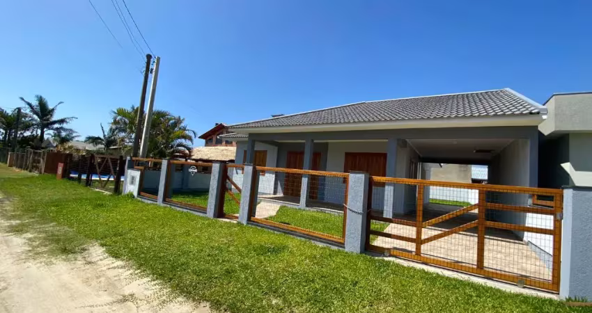Casa nova no balneário de são jorge com quatro quartos.