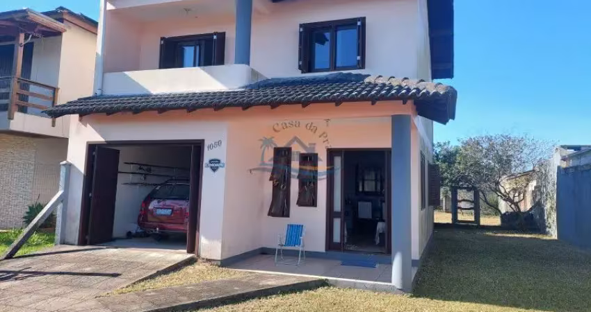 Linda residência localizada no balneário quatro lagos, em arroio do sal, com 110m² de área construída, a apenas 200 metros do centro.